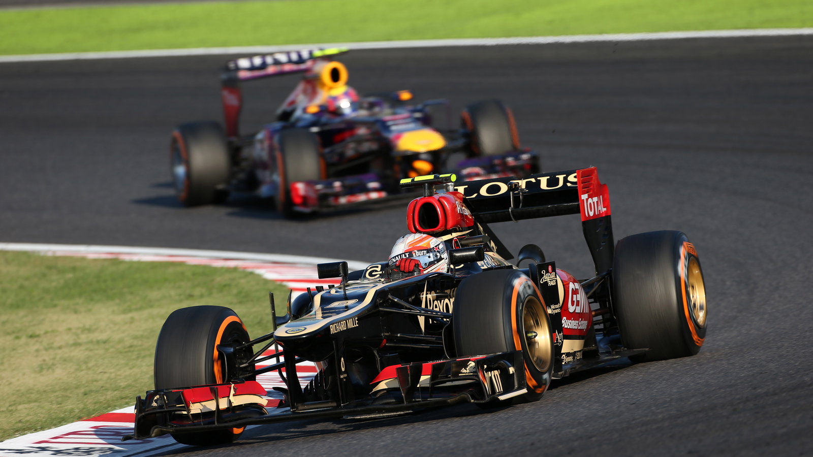 13.10.2013- Race, Romain Grosjean (FRA) Lotus F1 Team E21 leads Mark Webber (AUS) Red Bull Racing RB