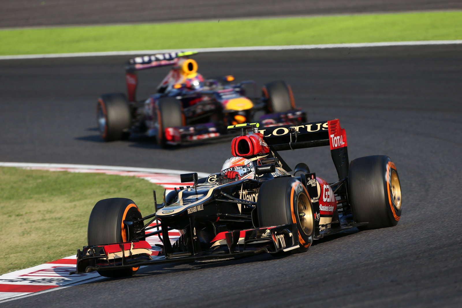 13.10.2013- Race, Romain Grosjean (FRA) Lotus F1 Team E21 leads Mark Webber (AUS) Red Bull Racing RB