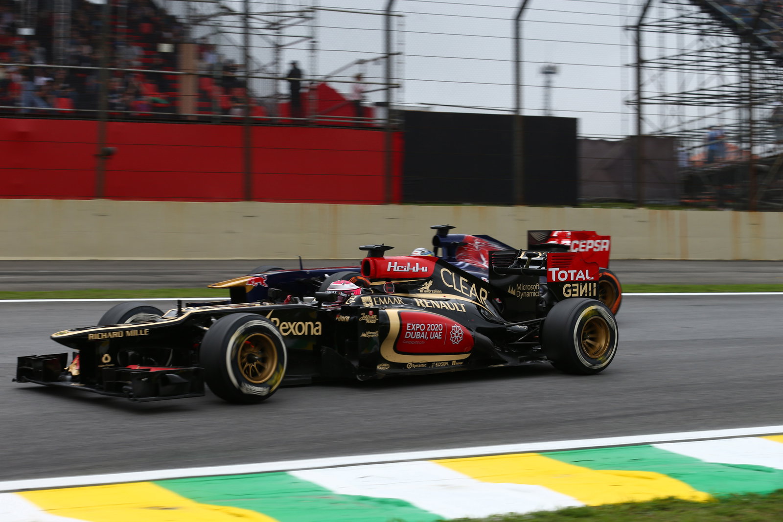 24.11.2013 - Race, Heikki Kovalainen (FIN) Lotus F1 Team E21 and Jean-Eric Vergne (FRA) Scuderia To