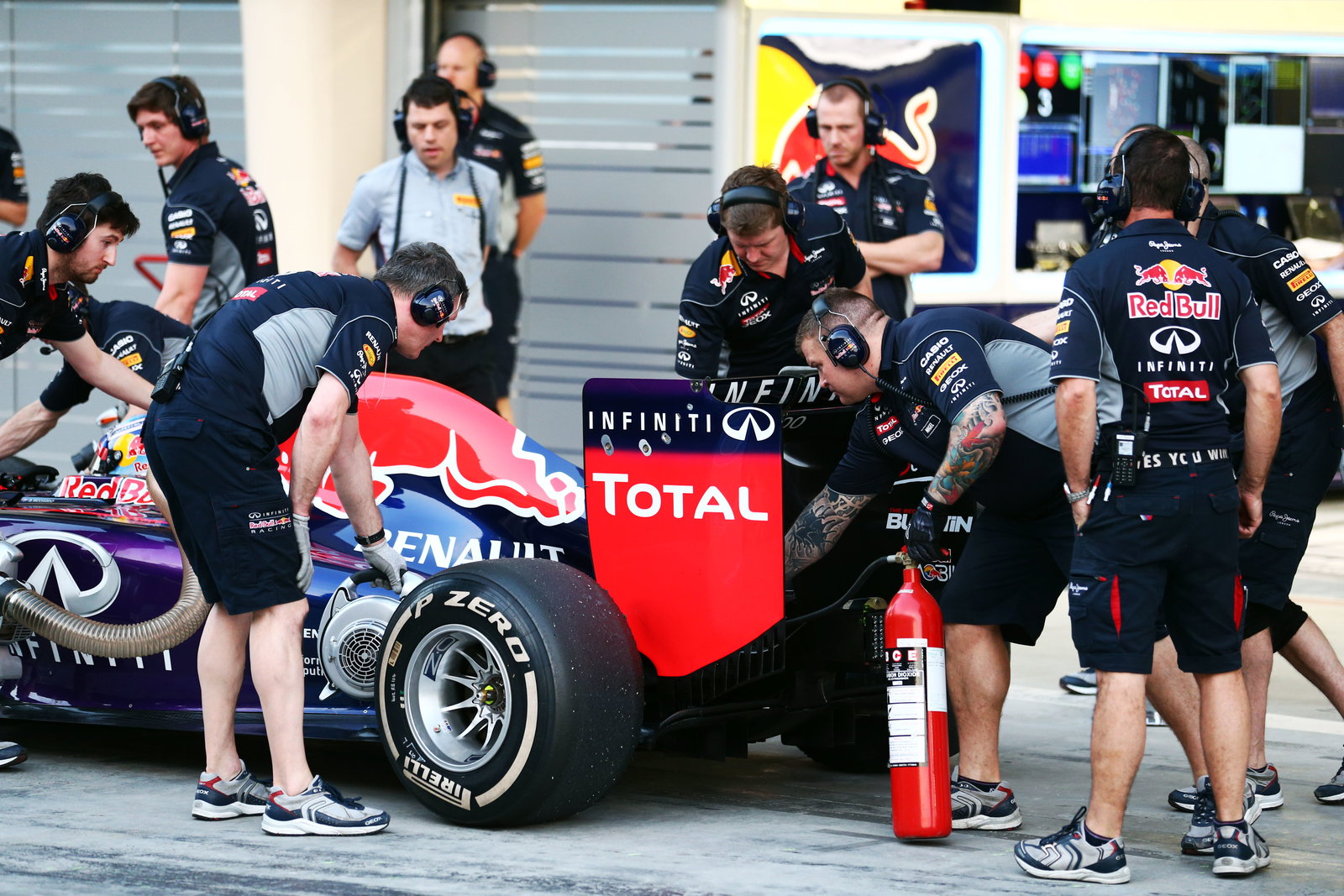 Red Bull Racing mechanic with an extinguisher at the rear of the Red Bull Racing RB10 of Daniel Ricc