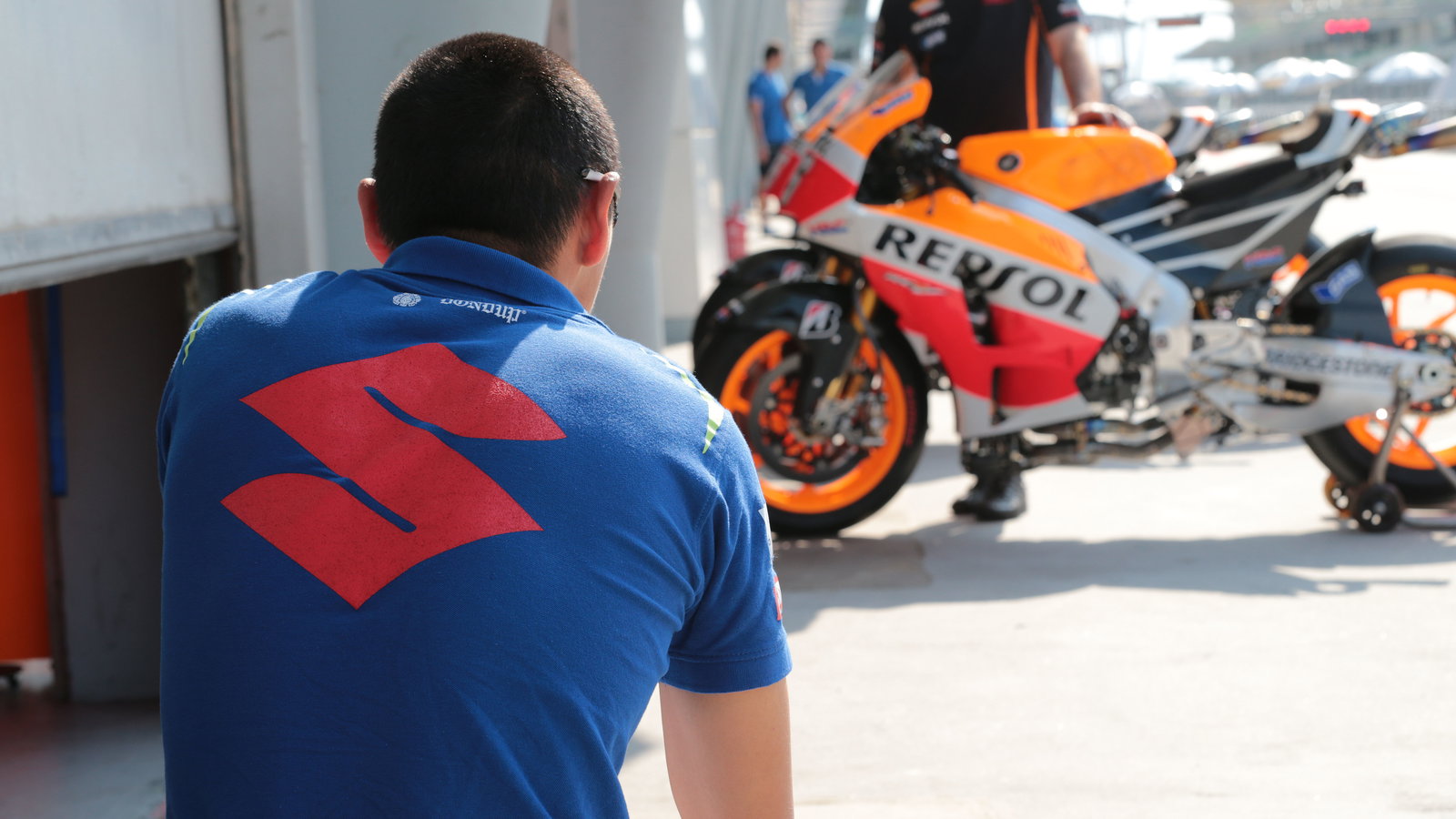 Suzuki technician looking at Pedrosa's Honda, Sepang MotoGP test, 26-28 February 2014