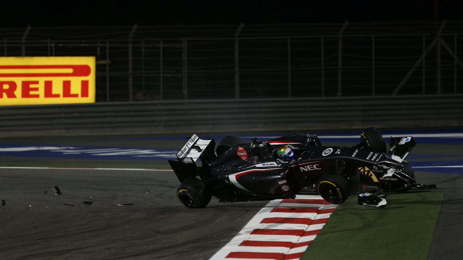 06.04.2014- Race, 21 crash, Esteban Gutierrez (MEX), Sauber F1 Team C33