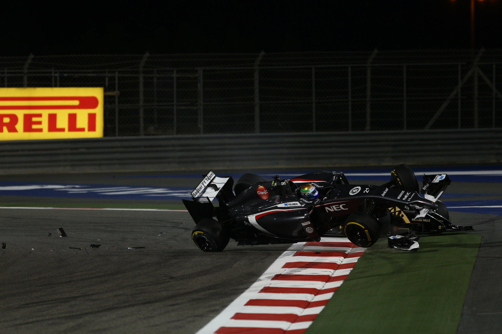 06.04.2014- Race, 21 crash, Esteban Gutierrez (MEX), Sauber F1 Team C33