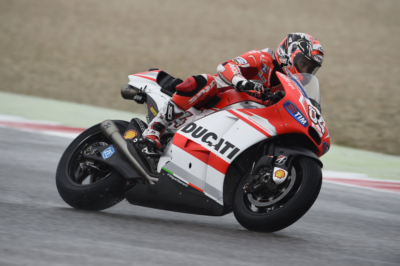 MotoGP Misano: PIC - Rossi gets a hand for special helmet