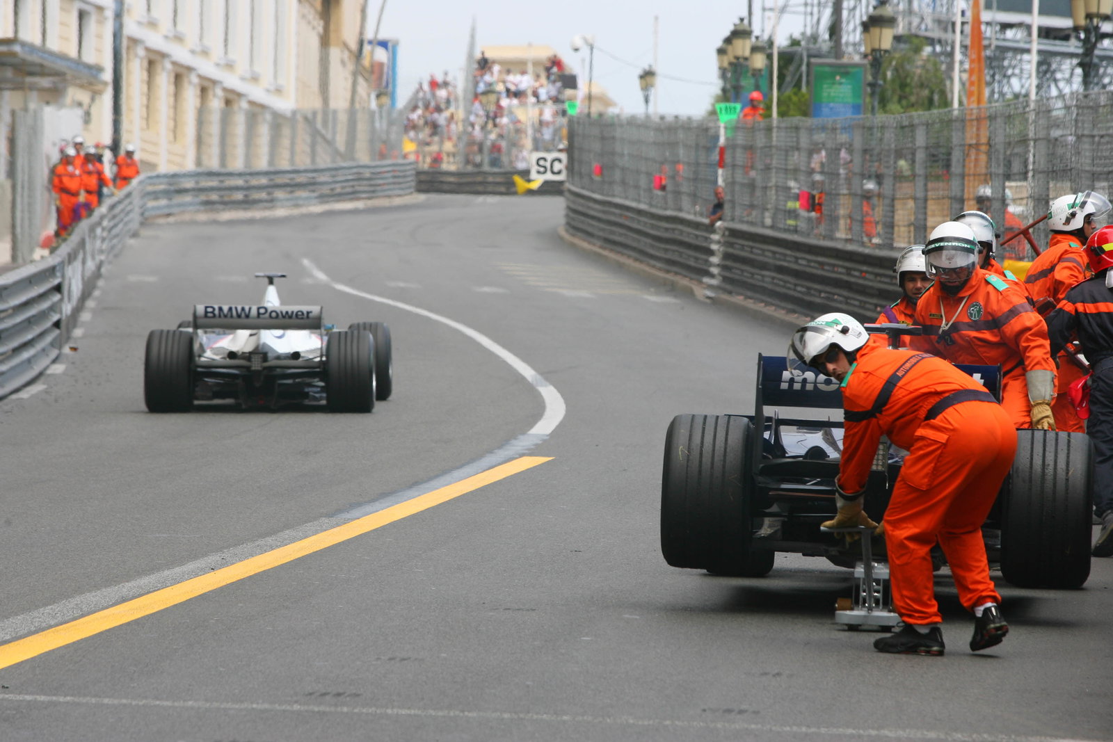 28.05.2006 Monte Carlo, Monaco, Mark Webber (AUS), Williams F1 Team stopped on the track - Formula 1