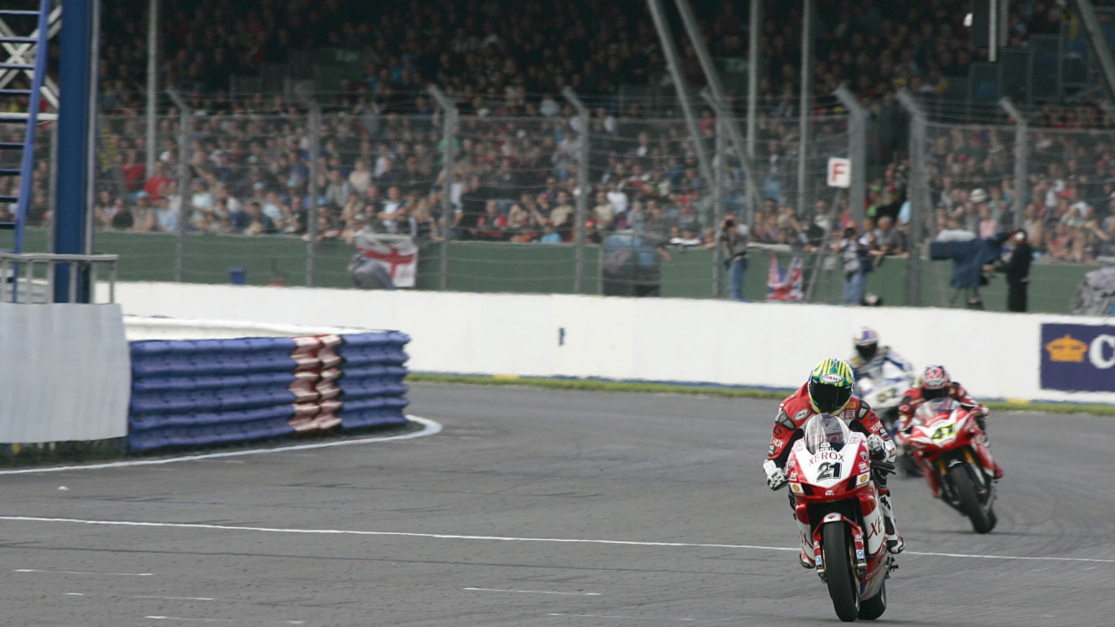 Bayliss clenches his fist as crosses the line.
WSBK, Superbike World Championship, Silverstone, UK.