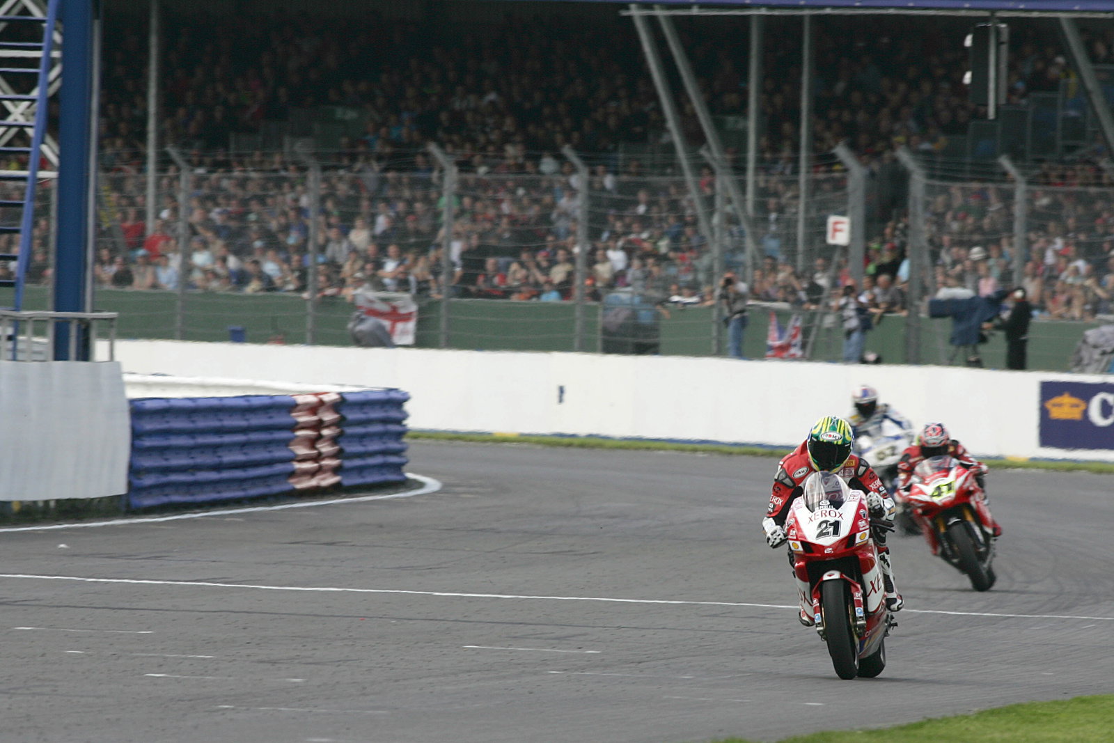 Bayliss clenches his fist as crosses the line.
WSBK, Superbike World Championship, Silverstone, UK.