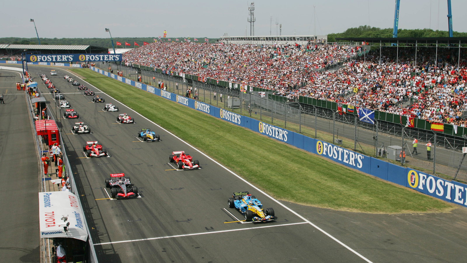 11.06.2006 Silverstone, England, Start, Fernando Alonso (ESP), Renault F1 Team, R26, Kimi Raikkonen 