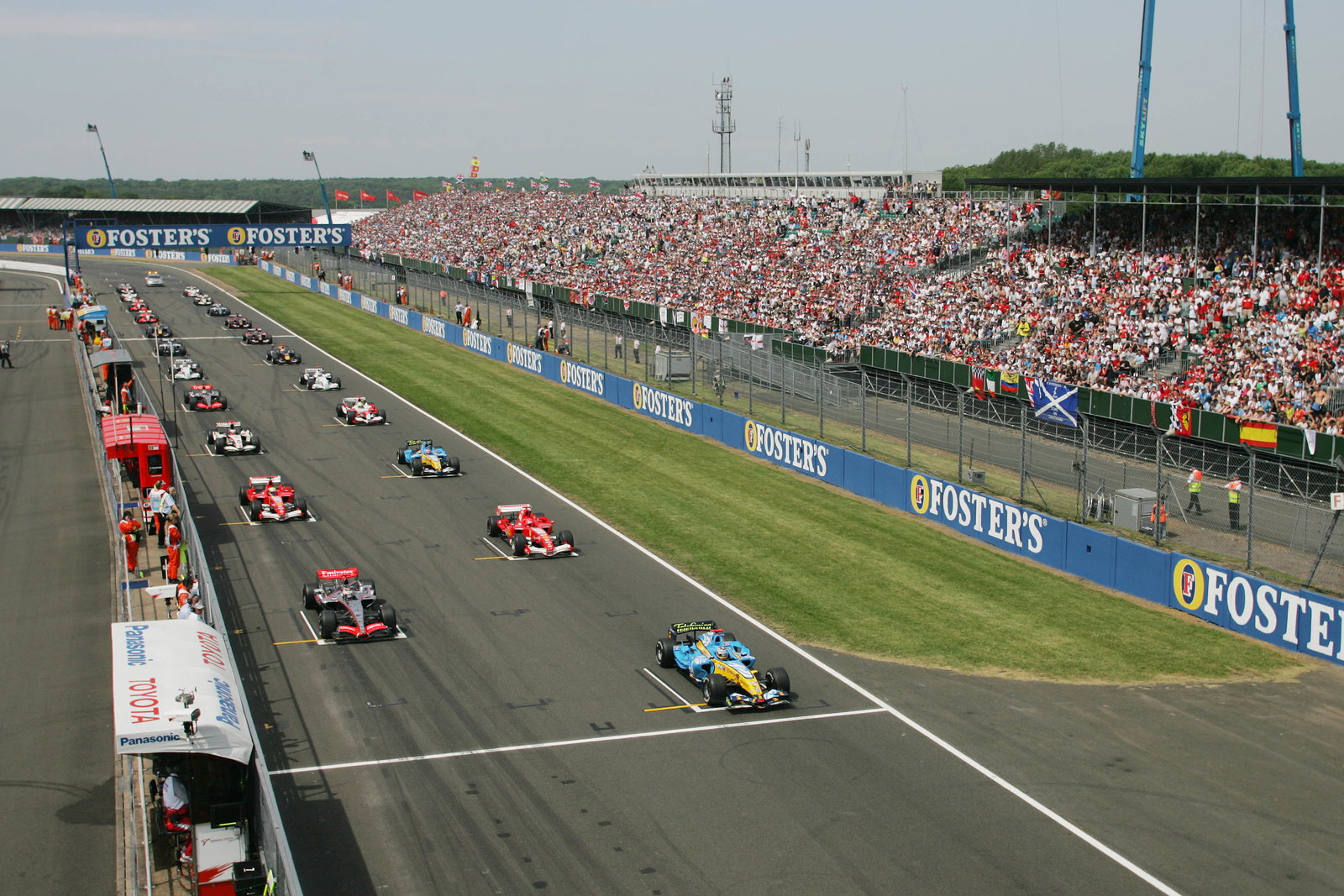 11.06.2006 Silverstone, England, Start, Fernando Alonso (ESP), Renault F1 Team, R26, Kimi Raikkonen 
