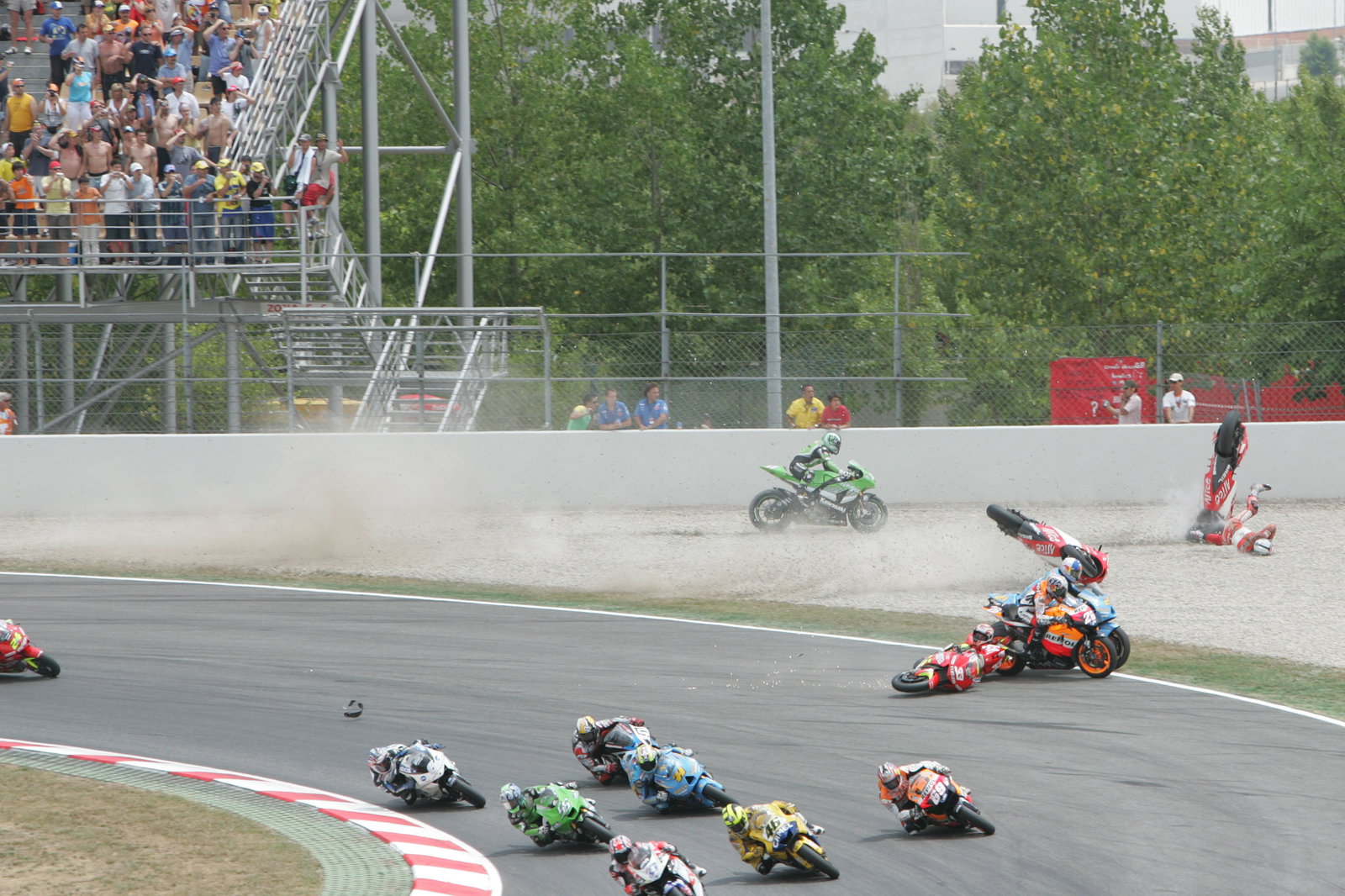 First corner crash, Catalunya MotoGP Race 2006