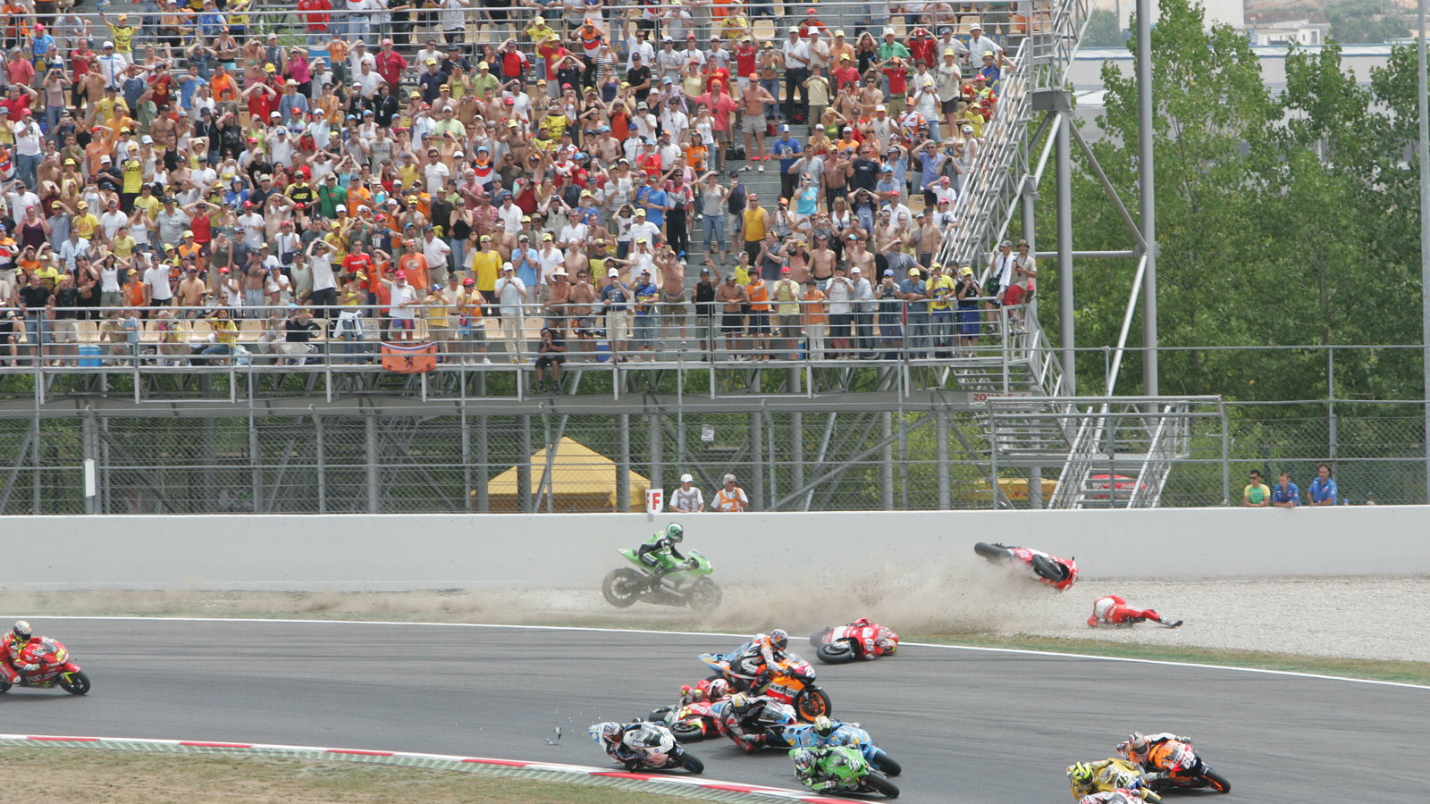 First corner crash, Catalunya MotoGP Race 2006