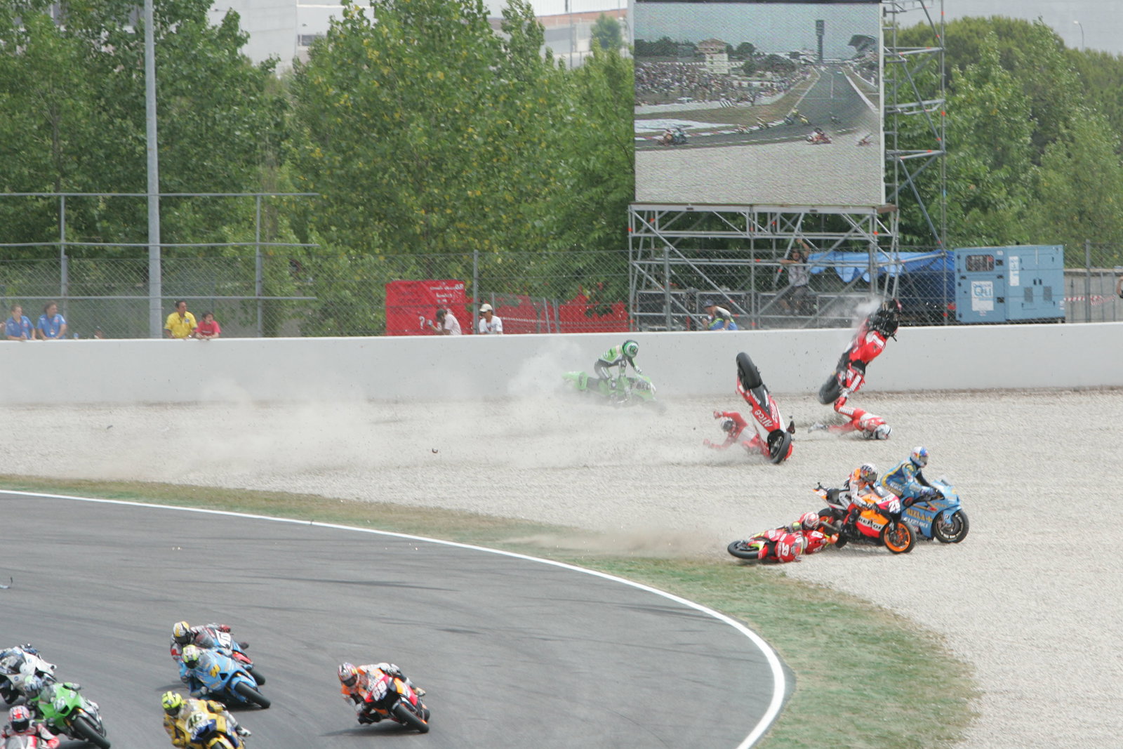 First corner crash, Catalunya MotoGP Race 2006