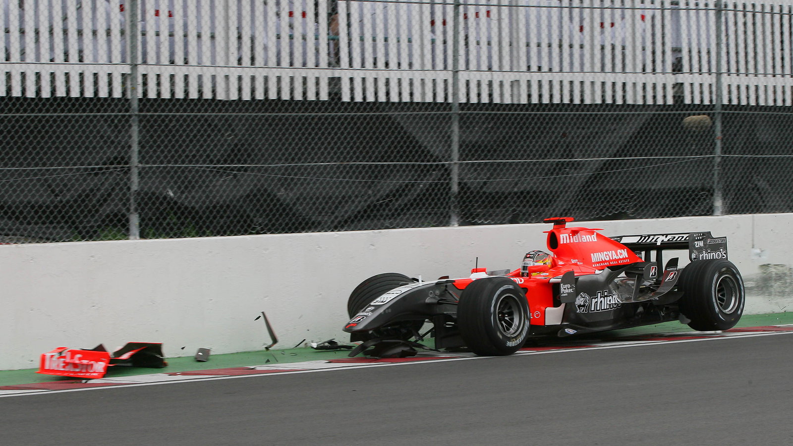 23.06.2006 Montreal, Canada, Tiago Monteiro (POR), Midland MF1 Racing, Toyota M16, crashes in practi