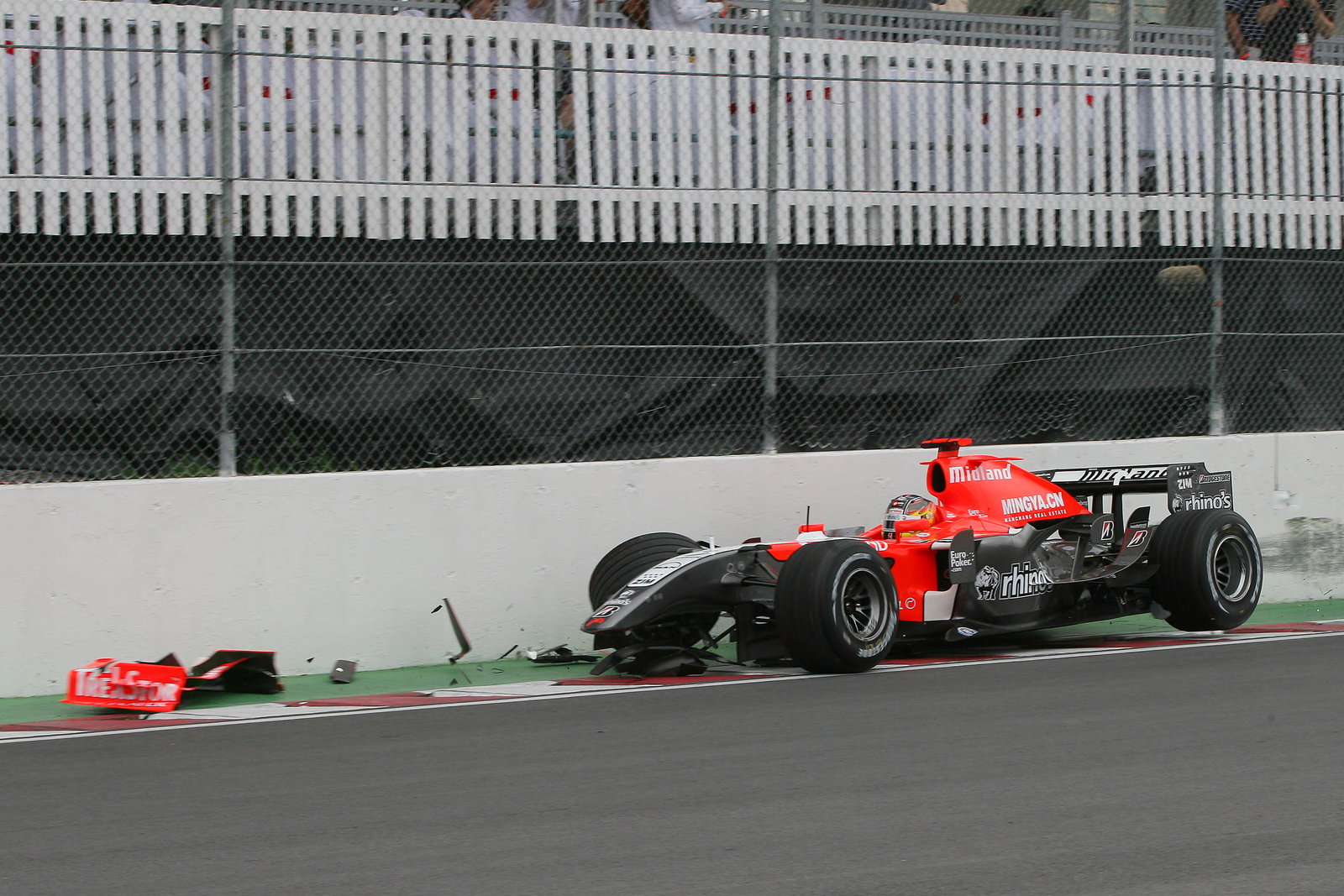 23.06.2006 Montreal, Canada, Tiago Monteiro (POR), Midland MF1 Racing, Toyota M16, crashes in practi
