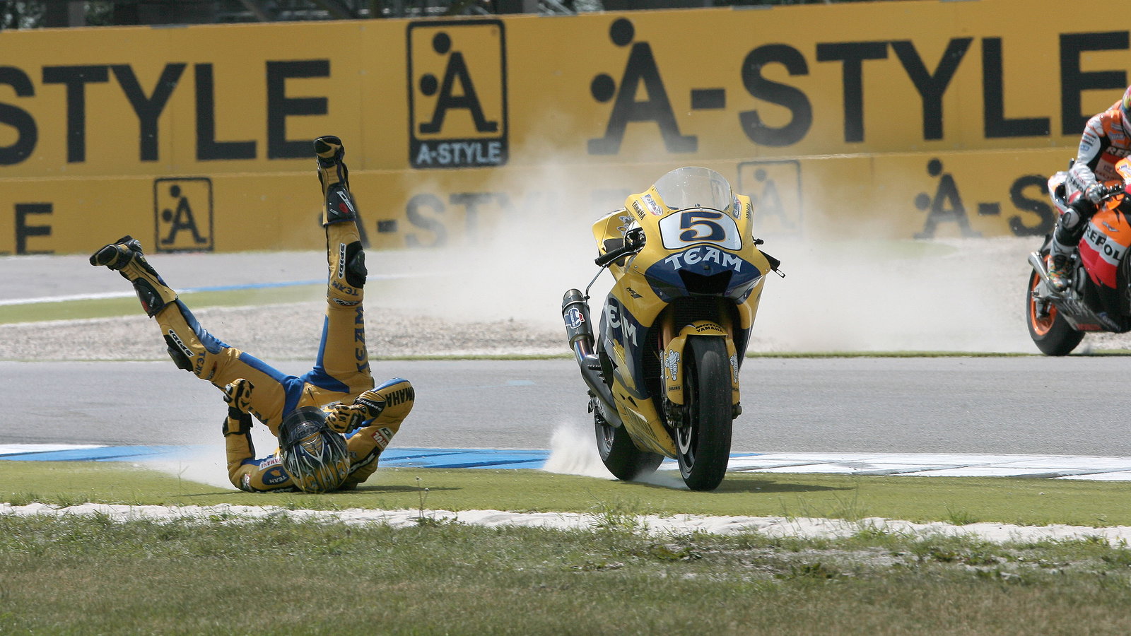 Edwards crashes while leading at final turn, Dutch MotoGP, 2006