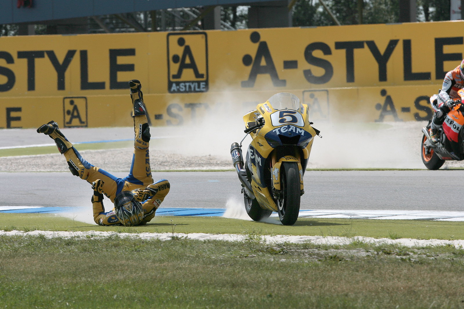 Edwards crashes while leading at final turn, Dutch MotoGP, 2006