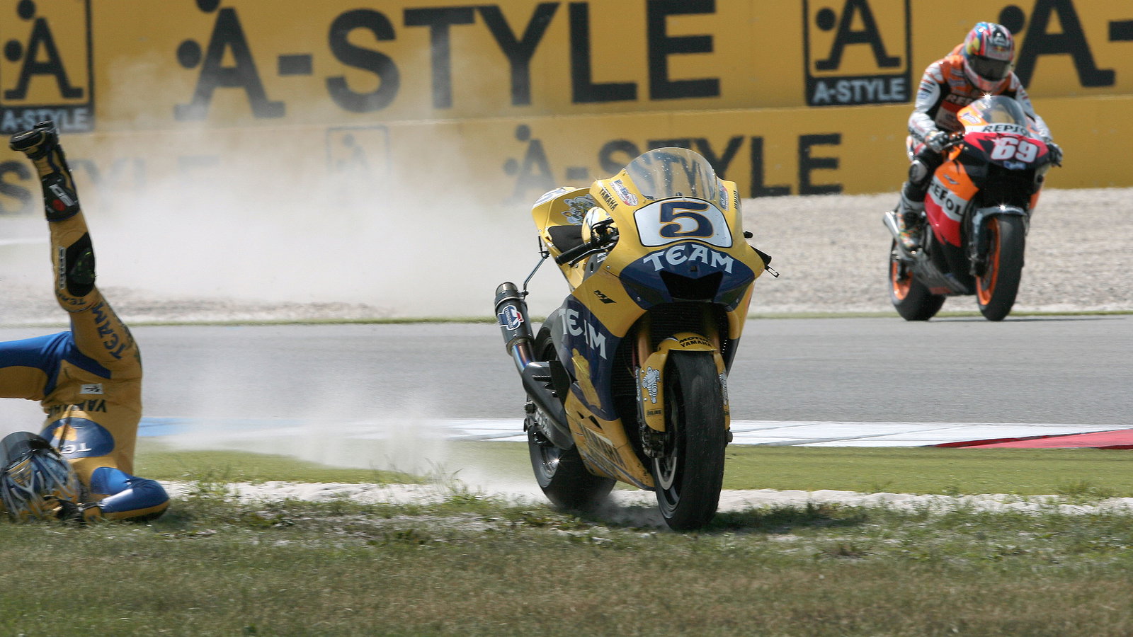 Edwards crashes within sight of victory, Hayden rejoins, Dutch MotoGP, 2006