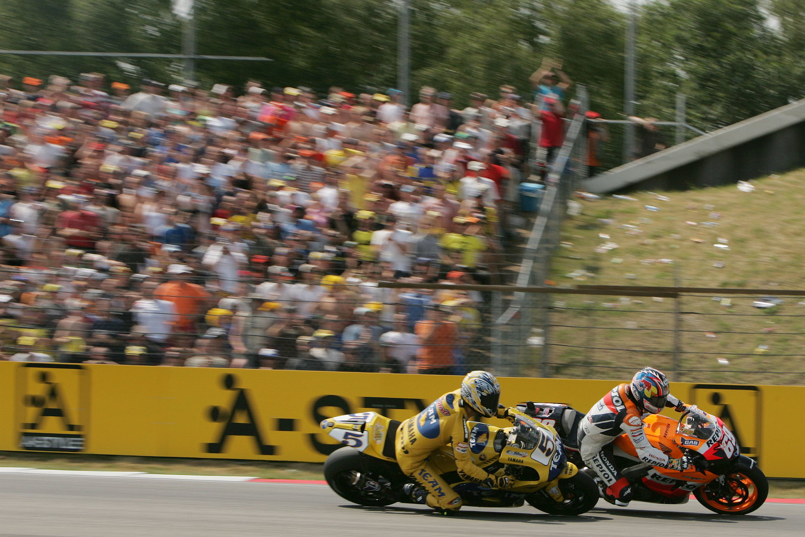 Edwards and Hayden last corner, Dutch MotoGP Race 2006