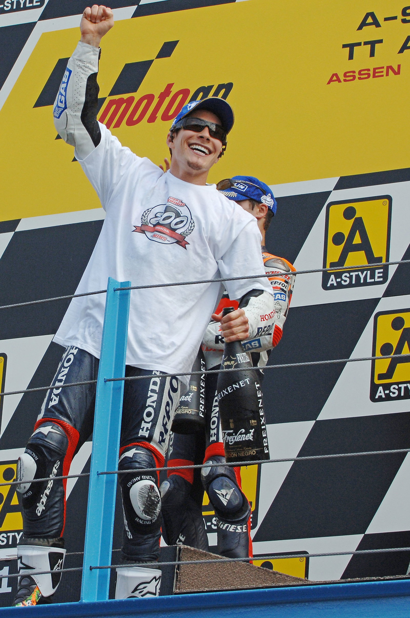Hayden (wearing Honda 200th premier-class GP win t-shirt) celebrate, Dutch MotoGP 2006