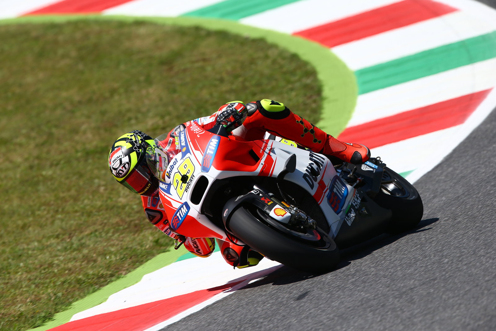 MotoGP Italy: Rossi unveils 2015 Mugello helmet