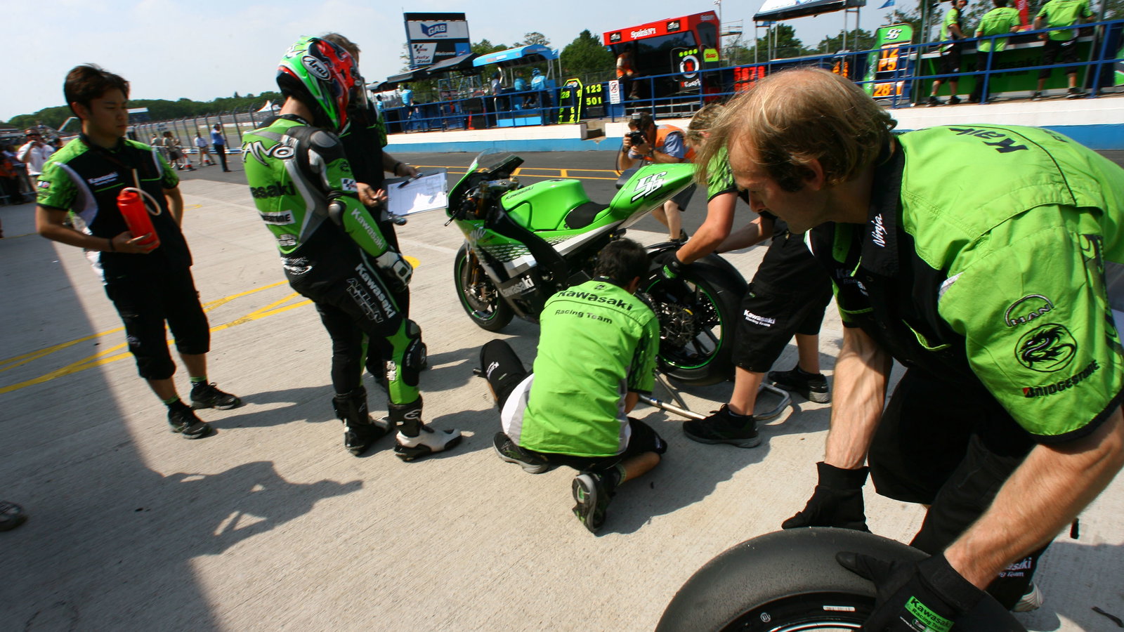Nakano`s tyre change, British MotoGP, 2006