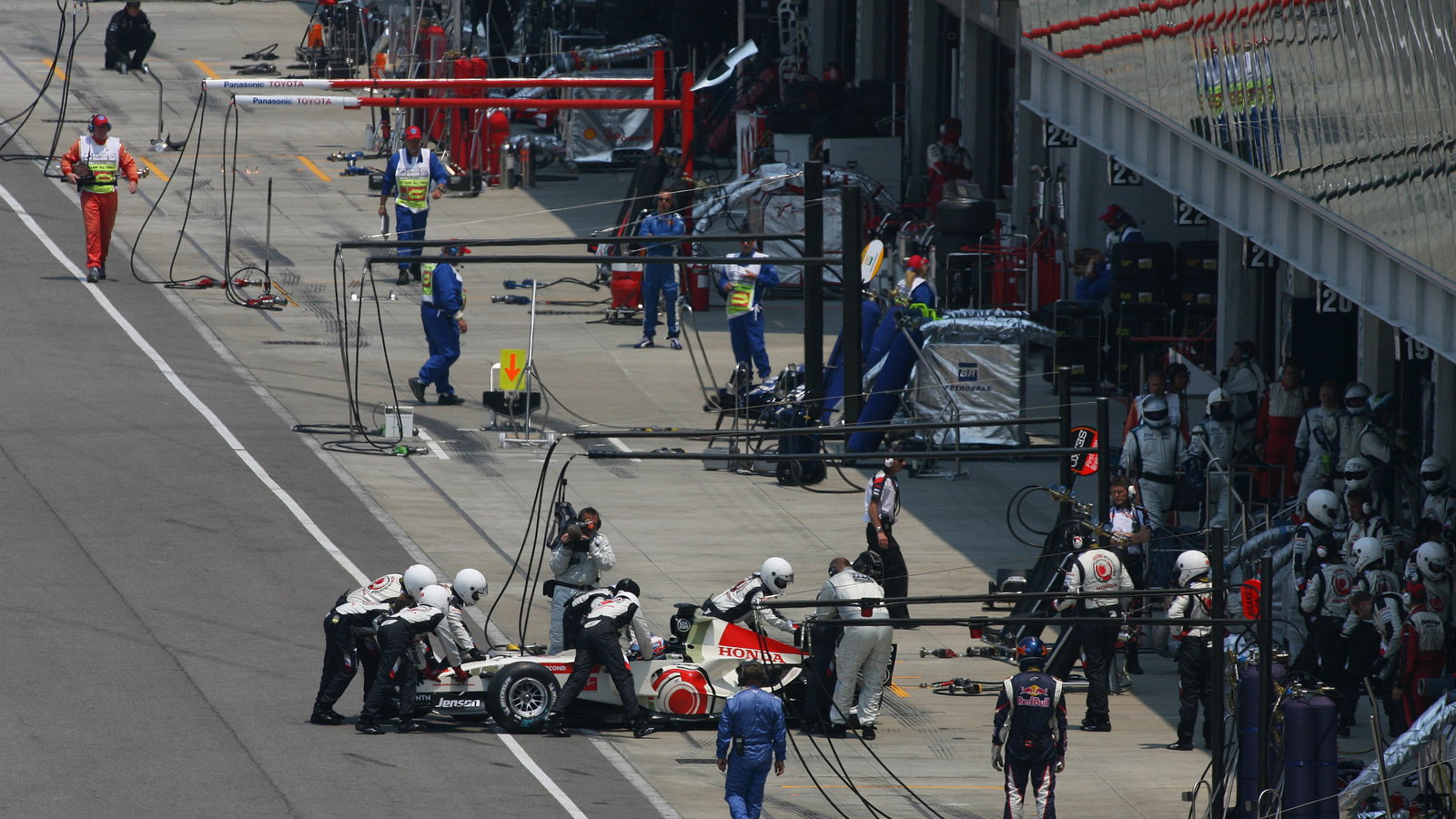 02.07.2006 Indianapolis, USA,
Jenson Button (GBR), Honda Racing F1 Team, RA106 retires from the ra