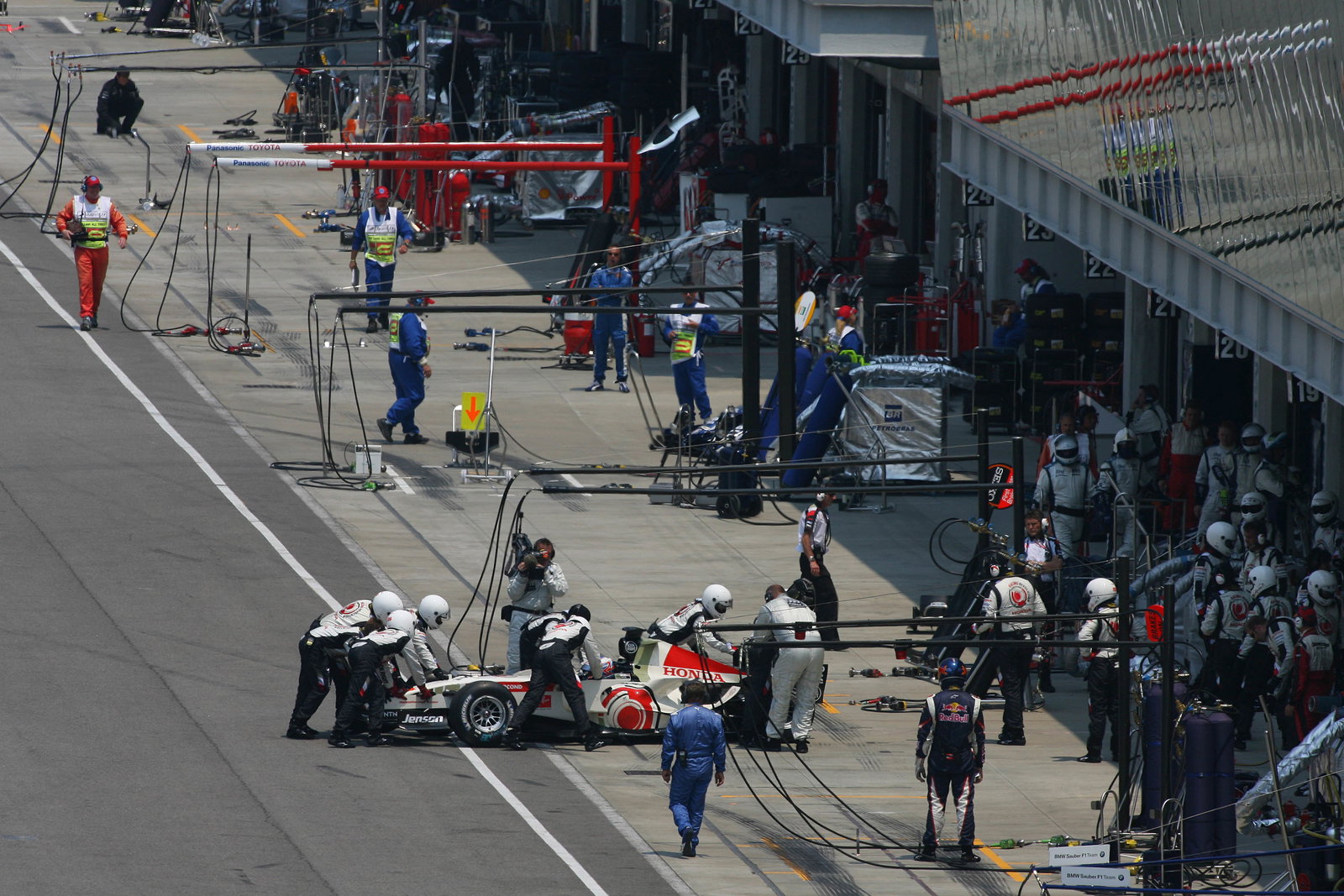 02.07.2006 Indianapolis, USA,
Jenson Button (GBR), Honda Racing F1 Team, RA106 retires from the ra