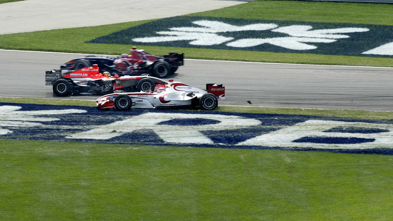 02.07.2006 Indianapolis, USA, Tiago Monteiro (POR), Midland MF1 Racing is passed by Takuma Sato (JPN