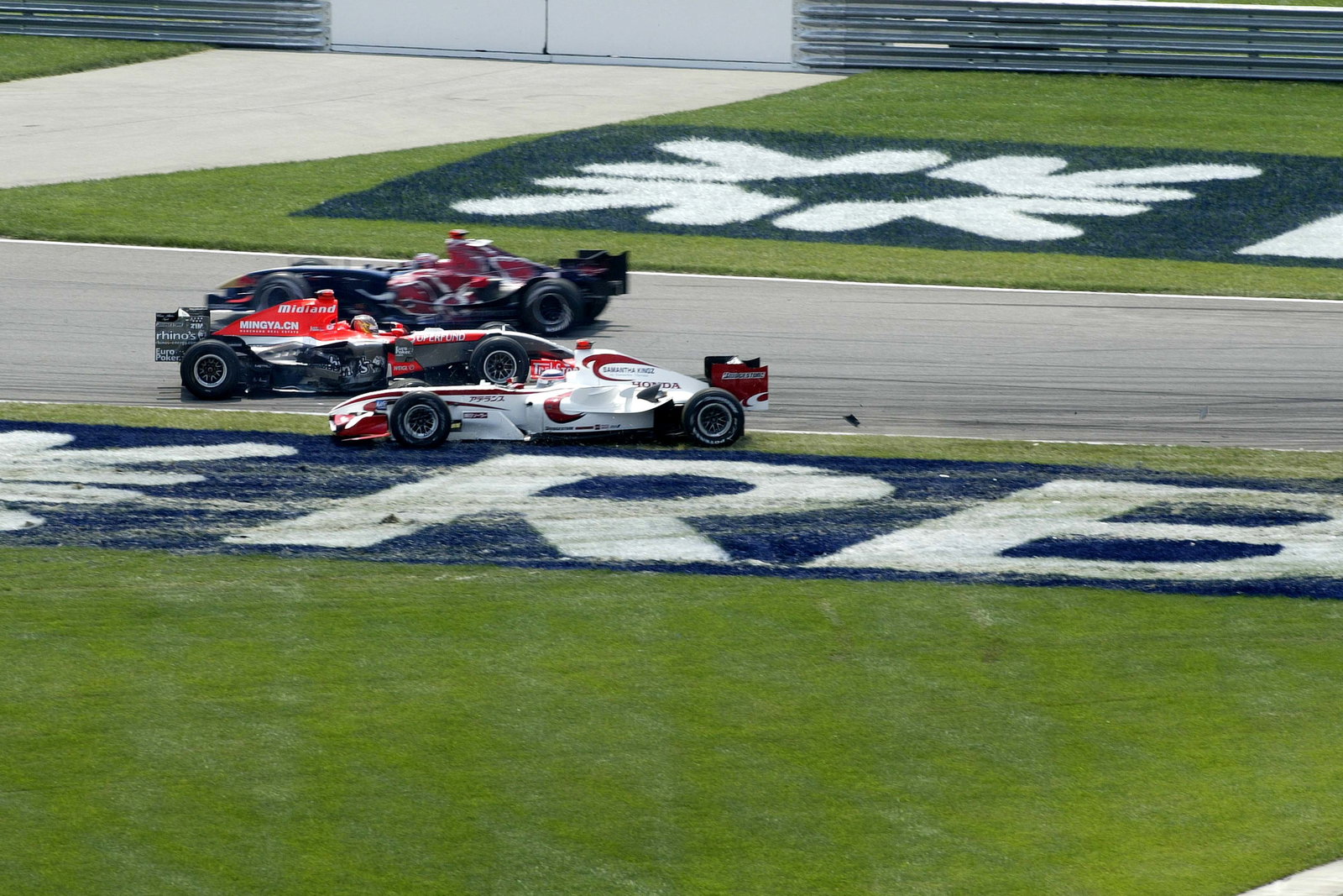 02.07.2006 Indianapolis, USA, Tiago Monteiro (POR), Midland MF1 Racing is passed by Takuma Sato (JPN