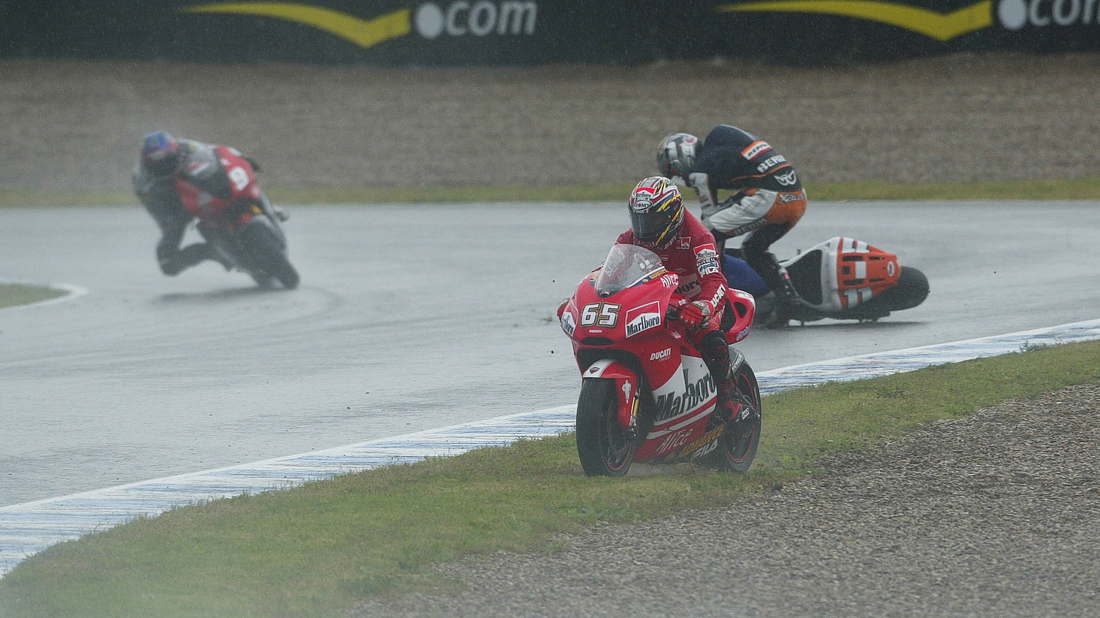 Capirossi Avoids Xaus Crash, Spanish MotoGP Race, 2004