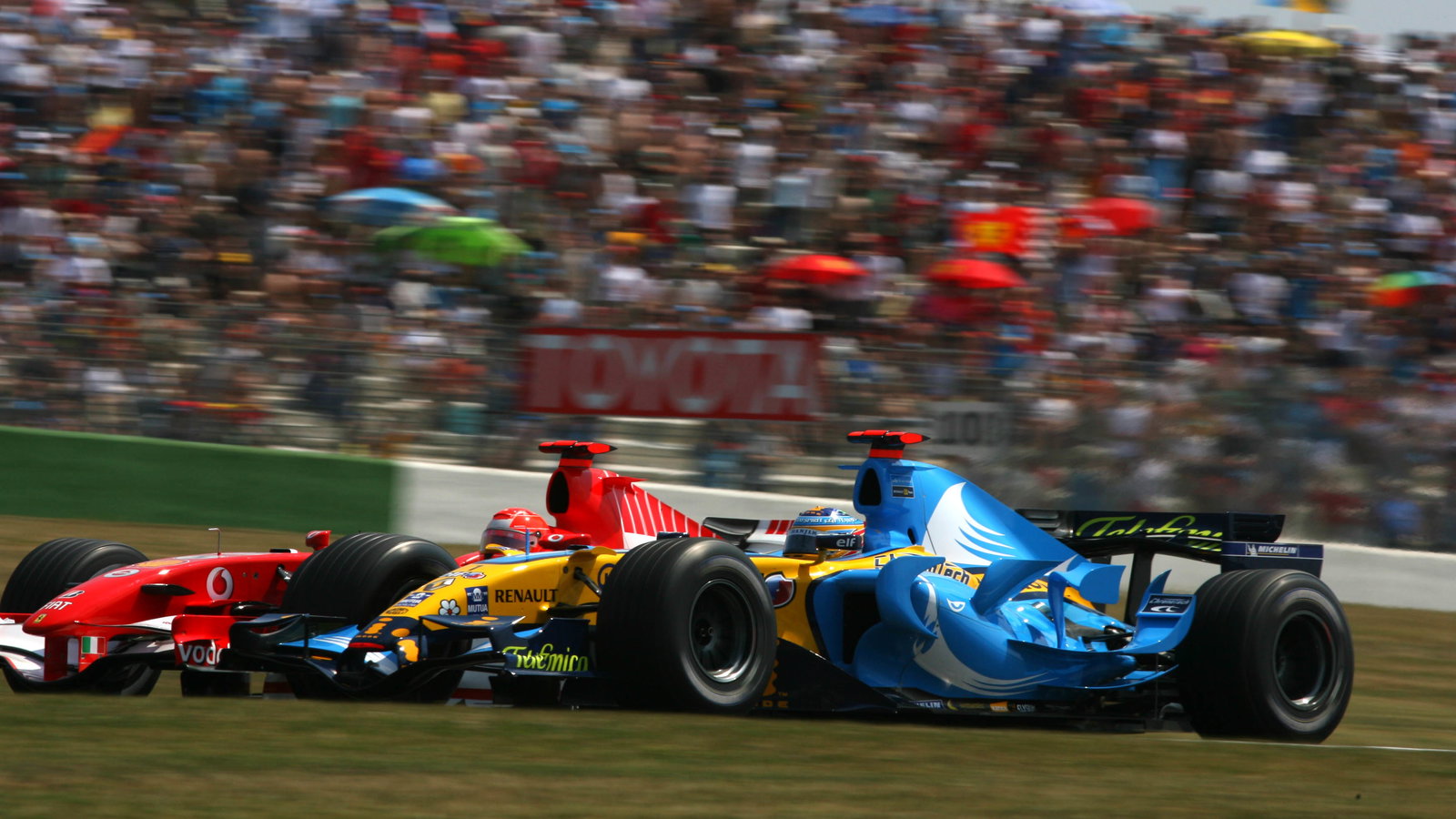 15.07.2006 Magny Cours, France, Fernando Alonso (ESP), Renault F1 Team R26 and Michael Schumacher (G
