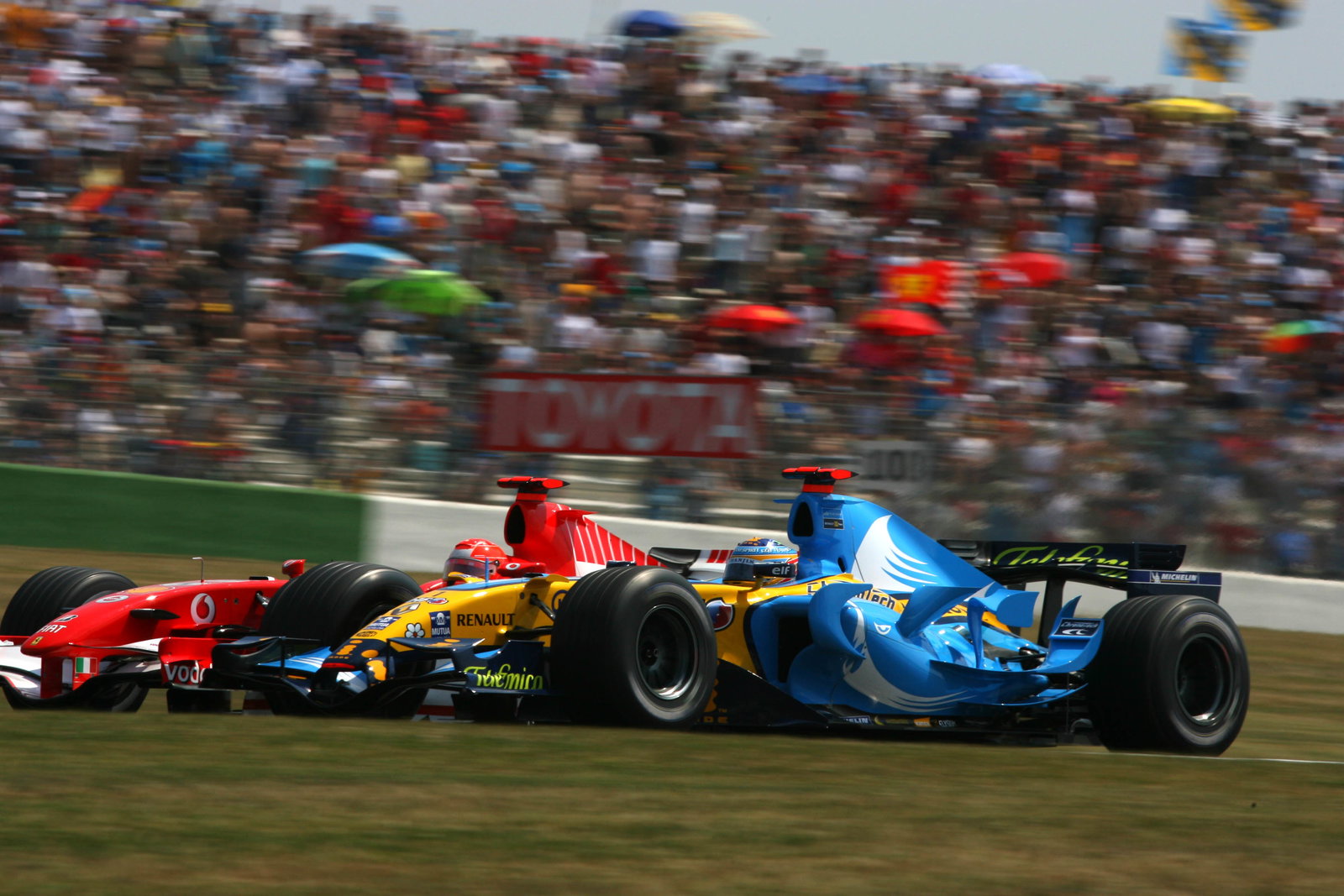 15.07.2006 Magny Cours, France, Fernando Alonso (ESP), Renault F1 Team R26 and Michael Schumacher (G