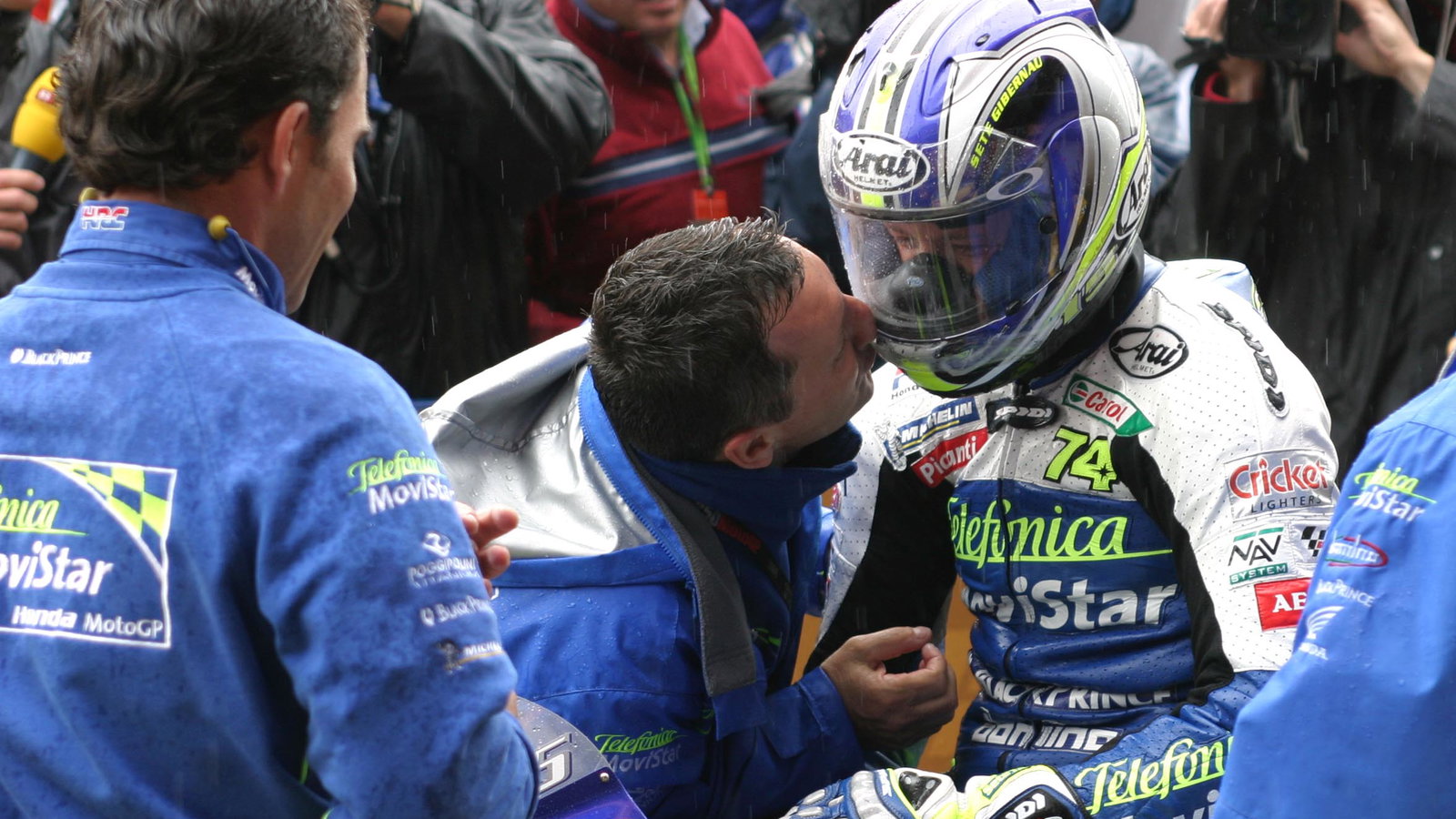 Gresini kisses Gibernau, Spanish MotoGP Race 2004