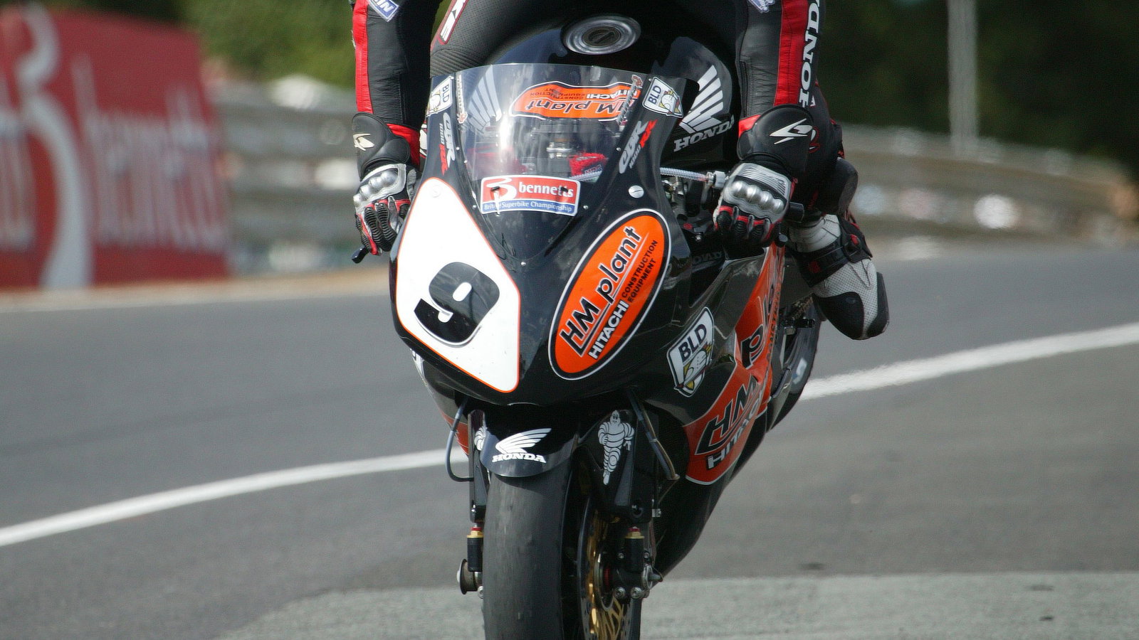 karl harris hm plant honda bsb 2006 celebrates by pulling a stoppie end of race 2 oulton park 23/07/