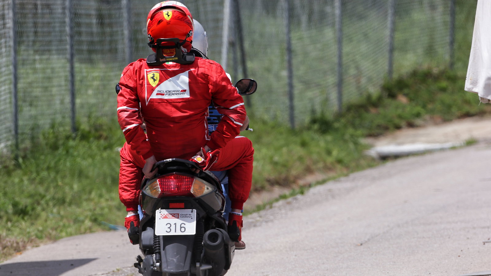 Kimi Raikkonen (FIN) Ferrari returns to the pits after he retired from the race.
14.05.2017.