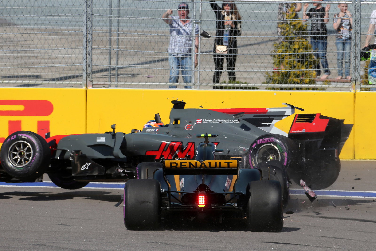 30.04.2017 - Race, Crash, Romain Grosjean (FRA) Haas F1 Team VF-17 and Jolyon Palmer (GBR) Renault S