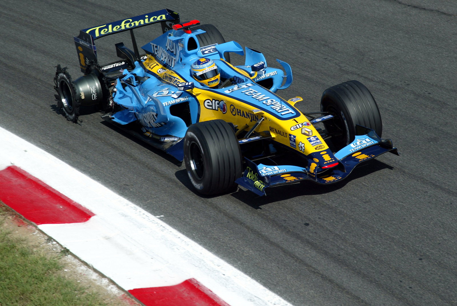 09.09.2006 Monza, Italy, Fernando Alonso (ESP), Renault F1 Team, R26, tyre damage - Formula 1 World 