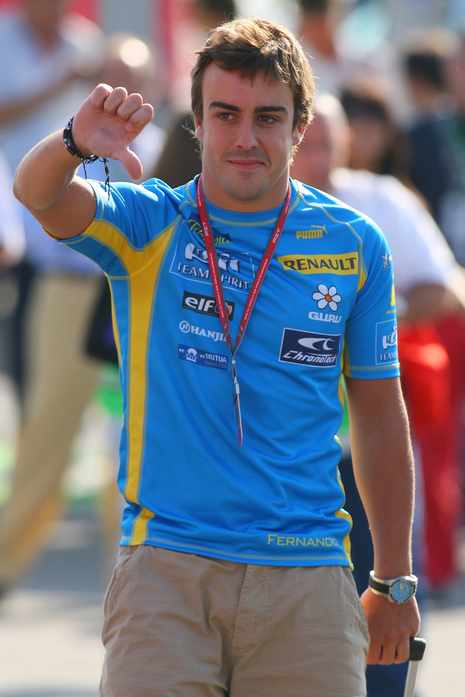 10.09.2006 Monza, Italy, Fernando Alonso (ESP), Renault F1 Team, gives a thumbs down to the FIA`s de