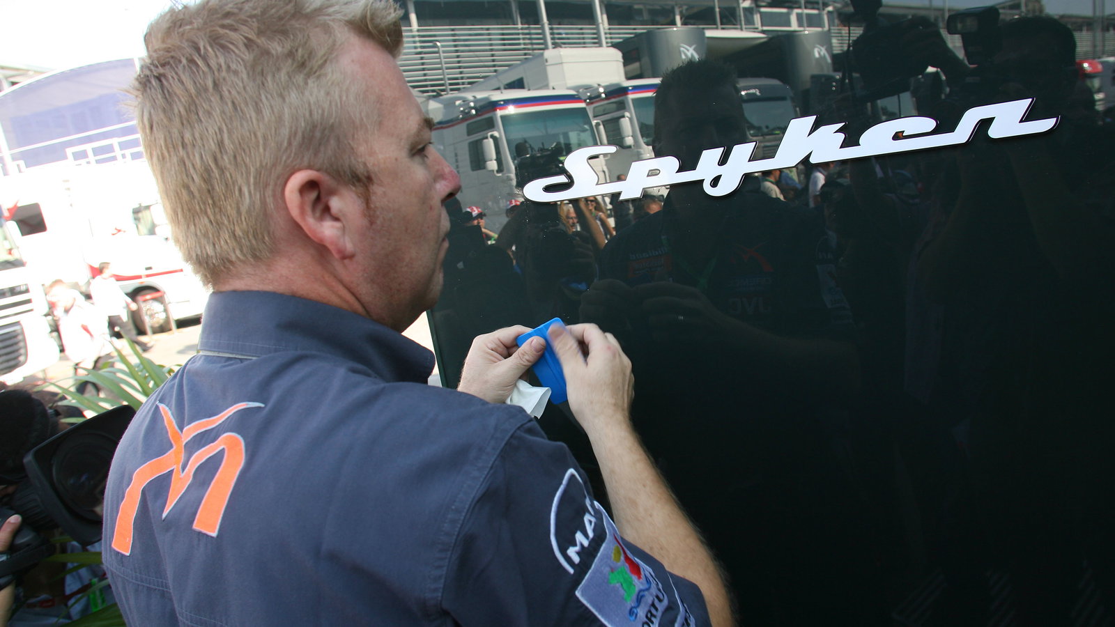 10.09.2006 Monza, Italy, Spyker Stickers are applied to the Spyker MF1 Racing trucks - Formula 1 Wor