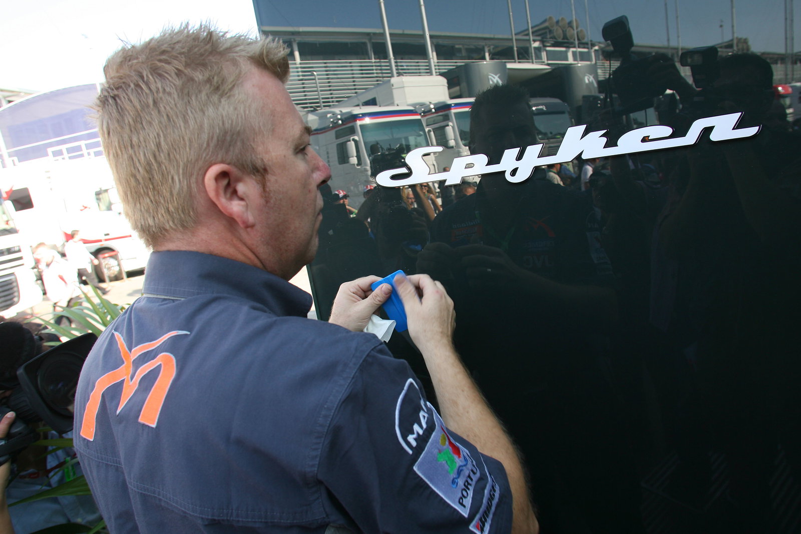 10.09.2006 Monza, Italy, Spyker Stickers are applied to the Spyker MF1 Racing trucks - Formula 1 Wor