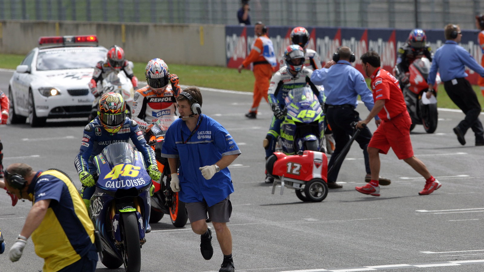 Grid before re-start, Italian MotoGP Race Part 2, 2004