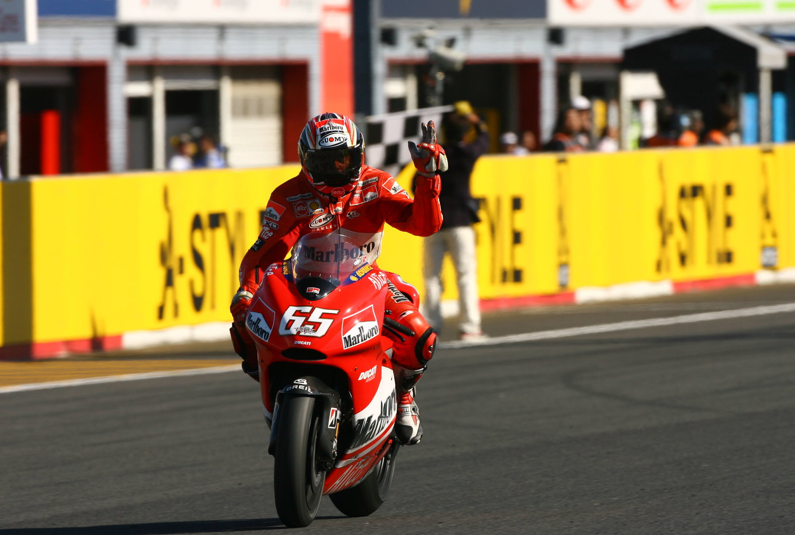 Capirossi takes chequered flag, Japanese MotoGP, 2006