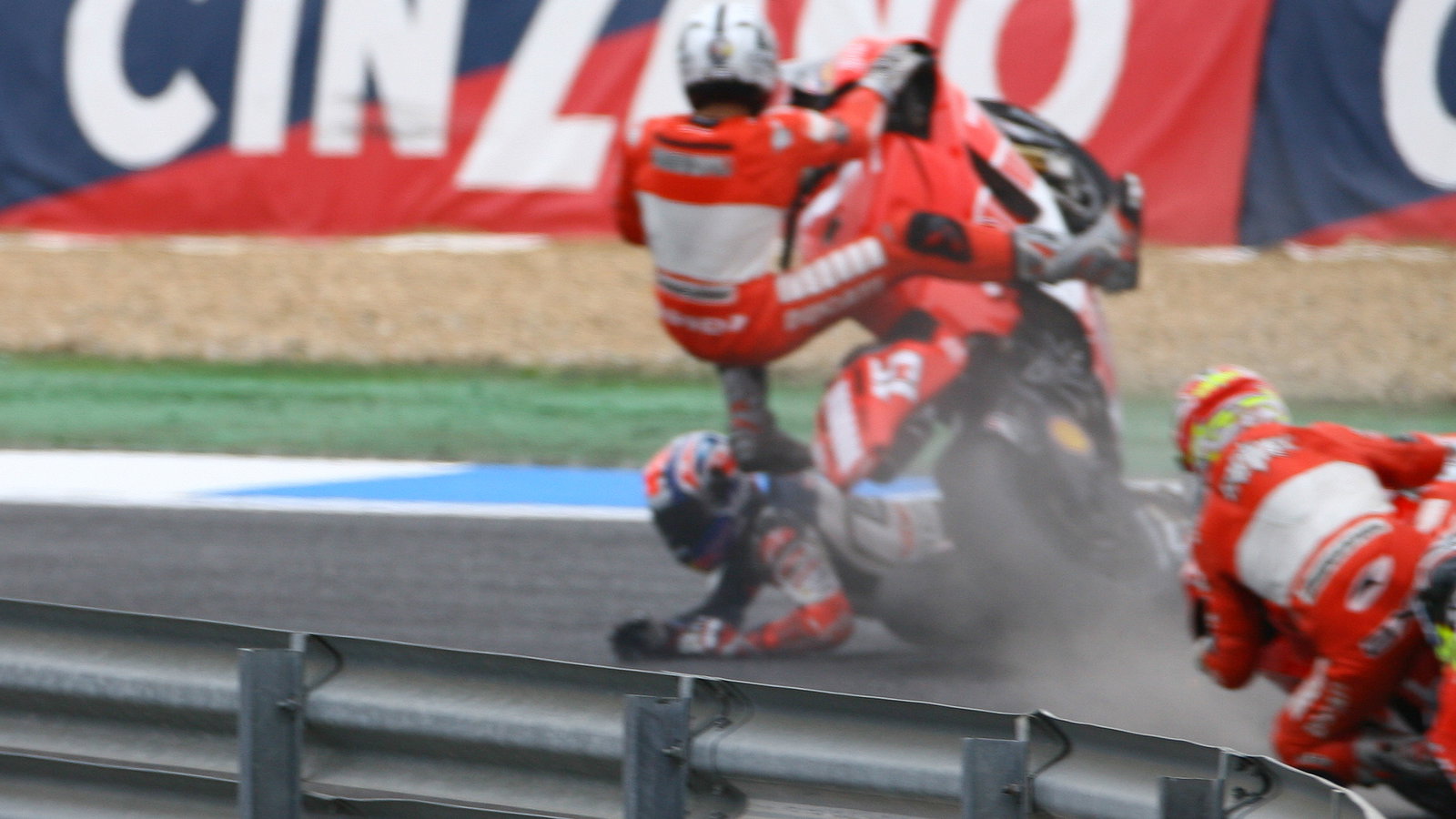 Gibernau and Stoner crash, Portuguese MotoGP Race 2006