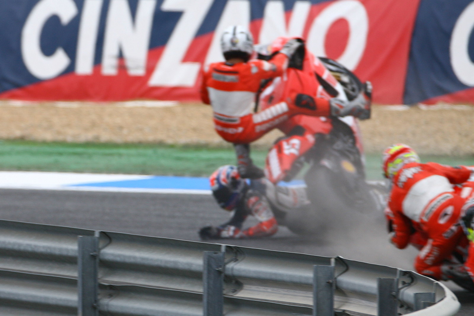 Gibernau and Stoner crash, Portuguese MotoGP Race 2006