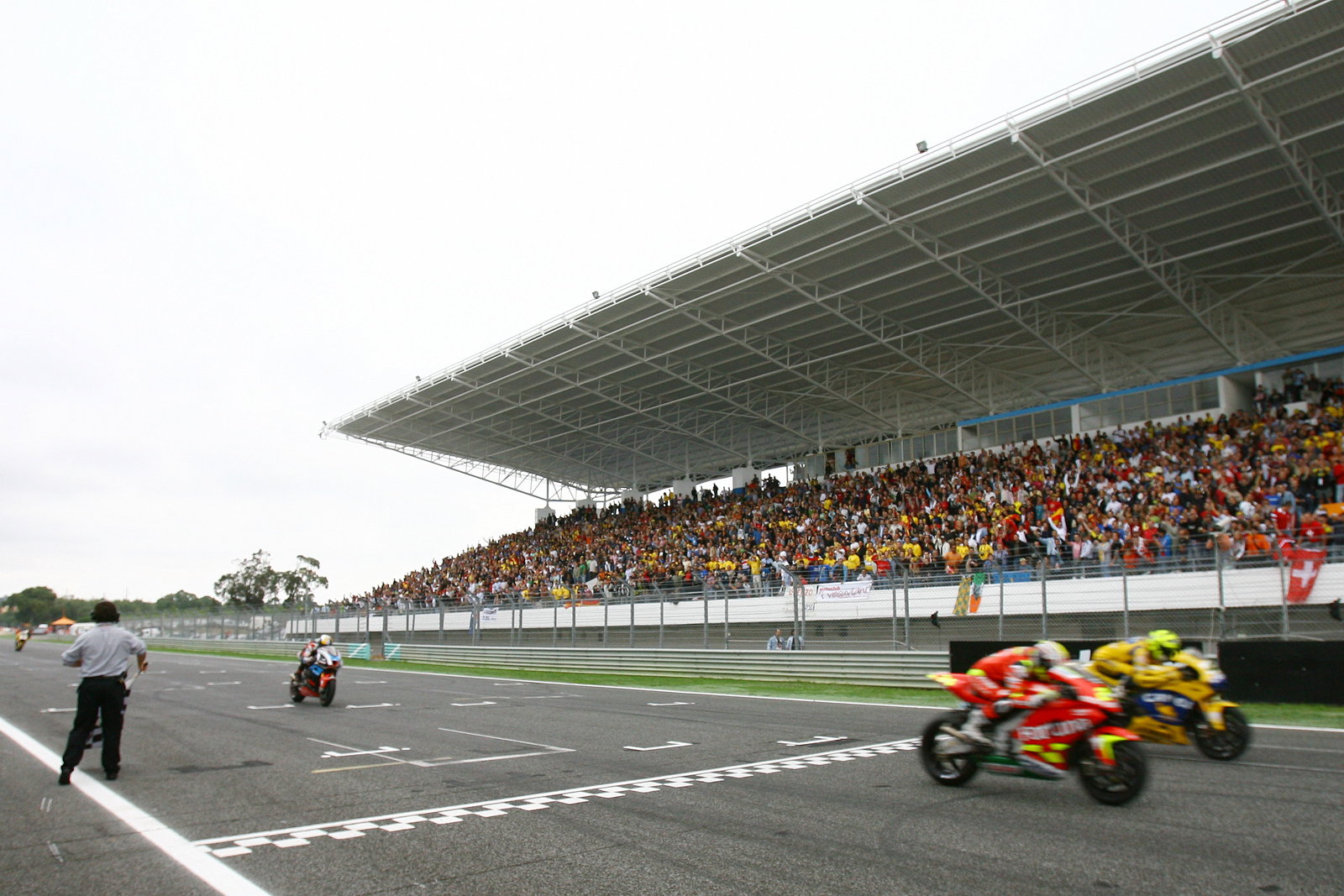 Elias beats Rossi to win by 0.002secs, Portuguese MotoGP Race 2006