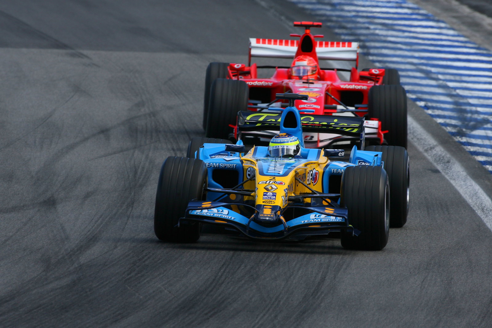 22.10.2006 Sao Paulo, Brazil, Giancarlo Fisichella (ITA), Renault F1 Team, R26 and Michael Schumache