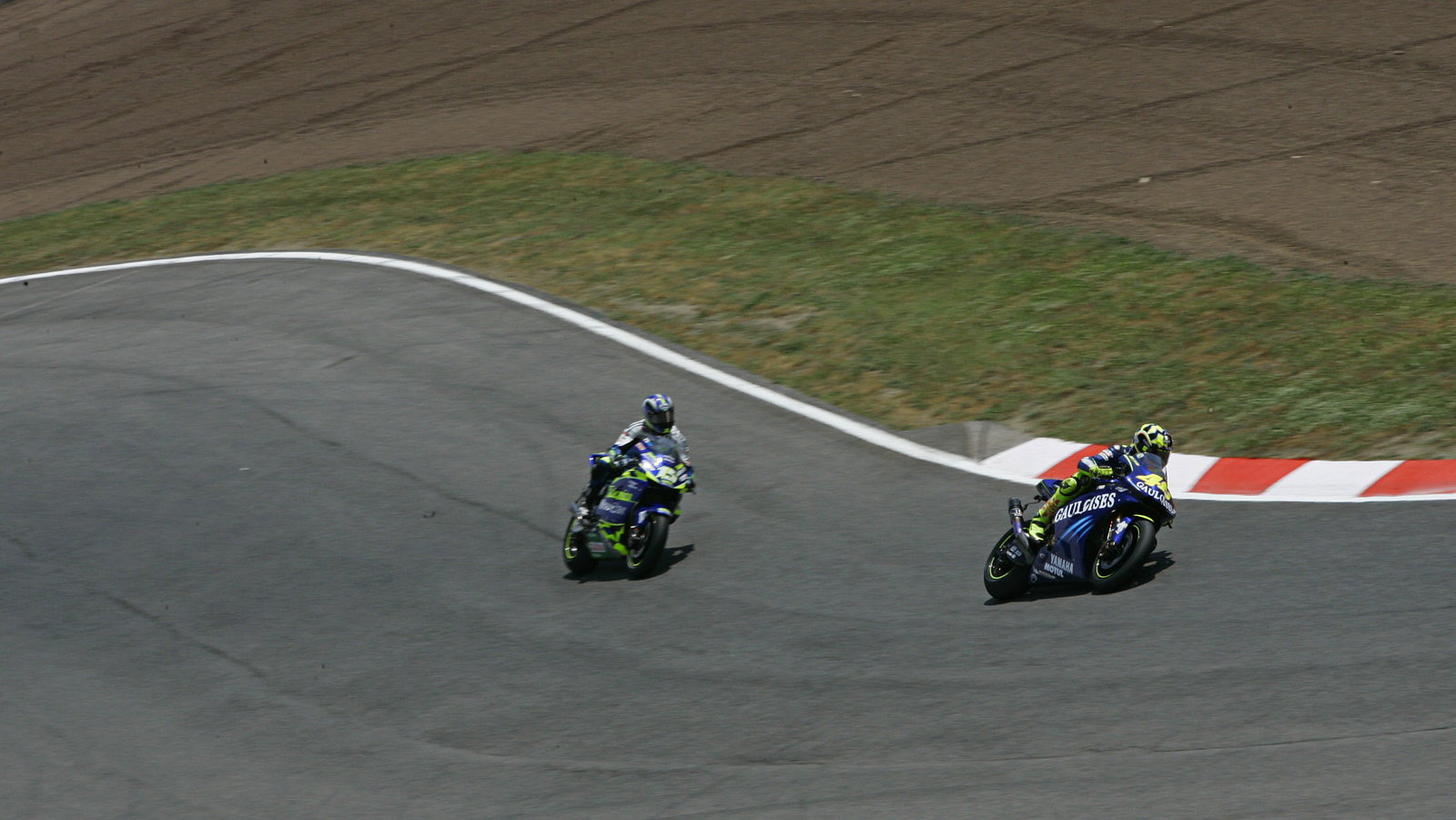 Rossi leads Gibernau, Catalunya MotoGP Race 2004