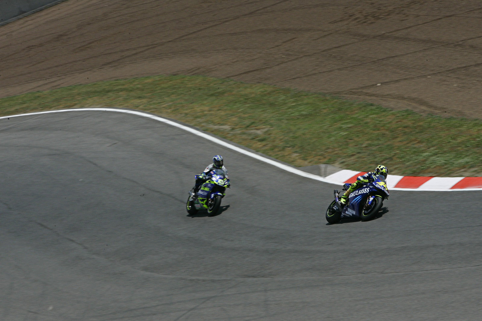 Rossi leads Gibernau, Catalunya MotoGP Race 2004
