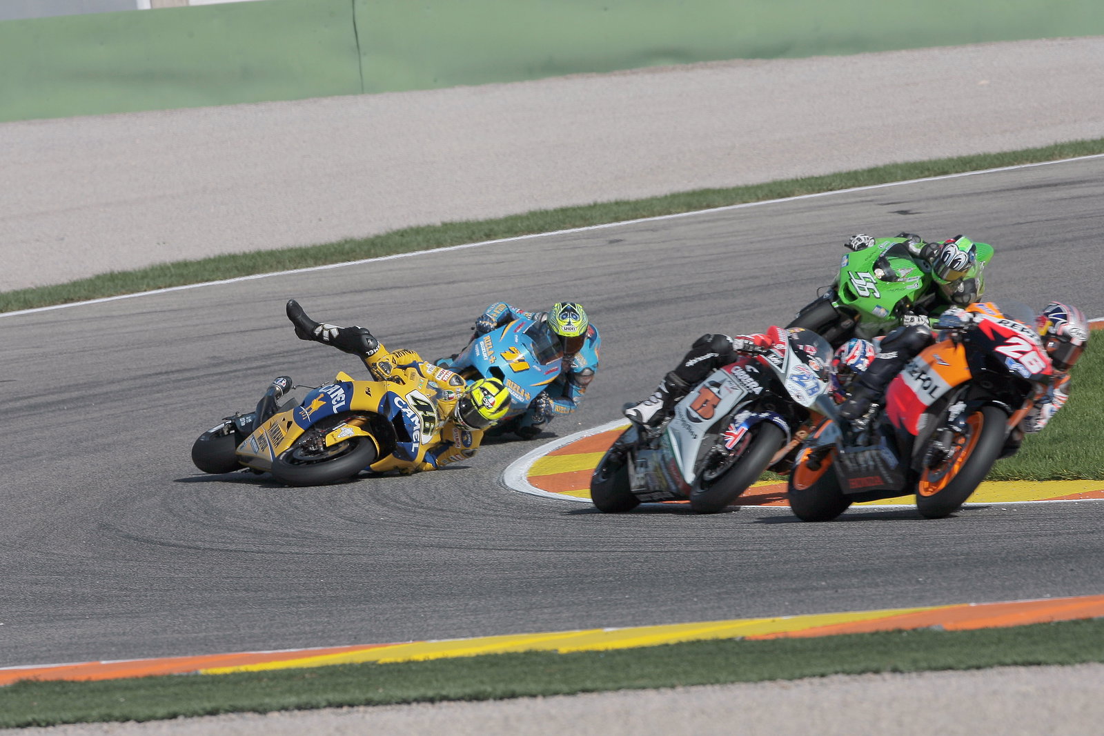 Rossi falls - loses world championship, Valencia MotoGP Race 2006