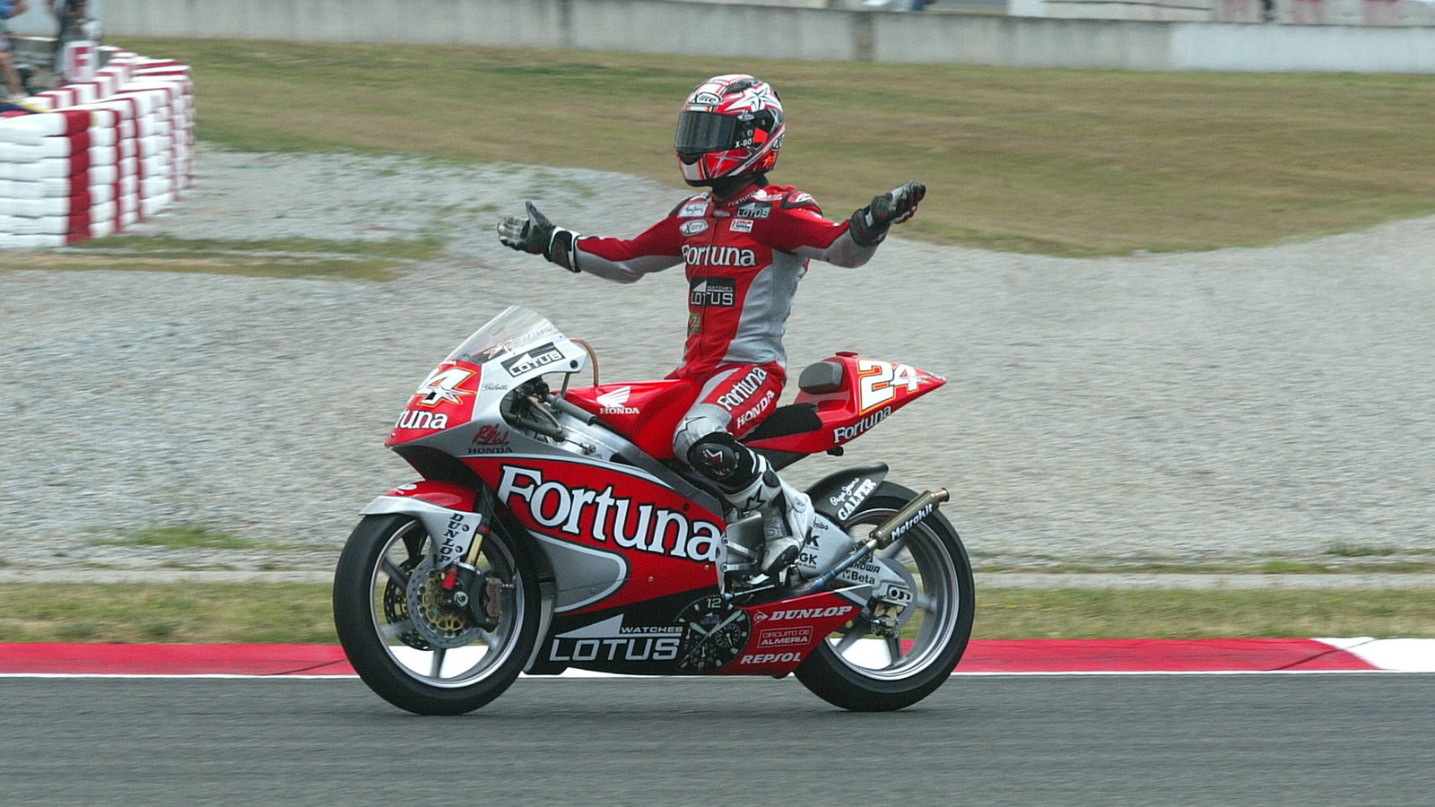 Elias celebrates, Catalunya 250GP race 2004